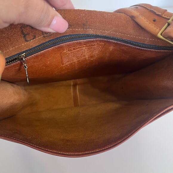 Vintage Coach Saddle Shoulder Bag British Tan Cowhide Leather Flap 70s USA 8101 - Picture 13 of 16
